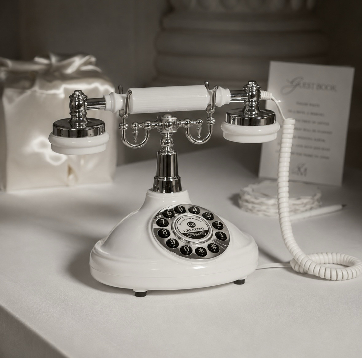 Biały Telefon Życzeń przygotowany na weselnym stole